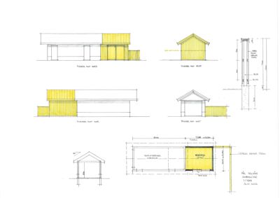 Bildet viser en tegning med flere fasadeoppvisninger (f.eks. 'FASADE MOT SØR', 'FASADE MOT VEST') og en planløsning for bygningens grunnplan.