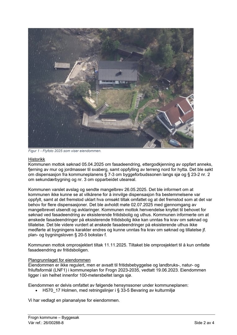 Flyfoto av eiendommen med bygninger og kystlinje