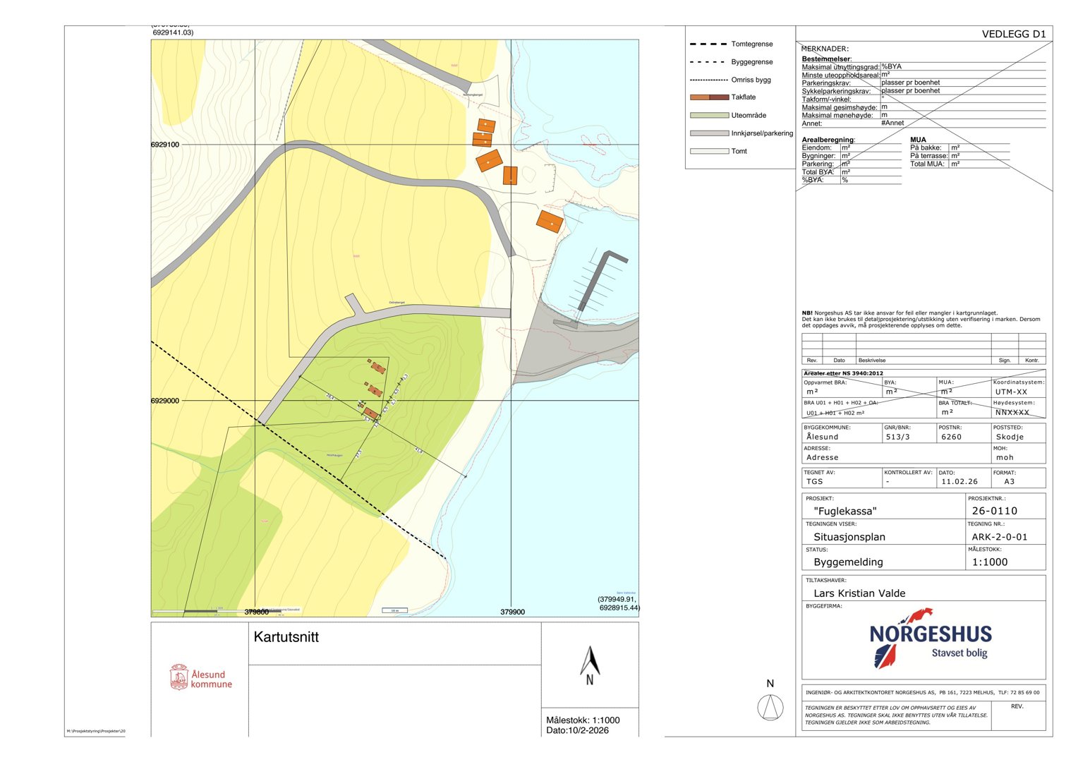 Situasjonsplan som viser tomtens beliggenhet, omgivende arealer, vegnett og bygningers plassering.