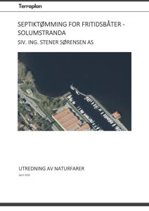 Et luftfoto (flyfoto) av et område med en kai, båter og bygninger ved vannet.