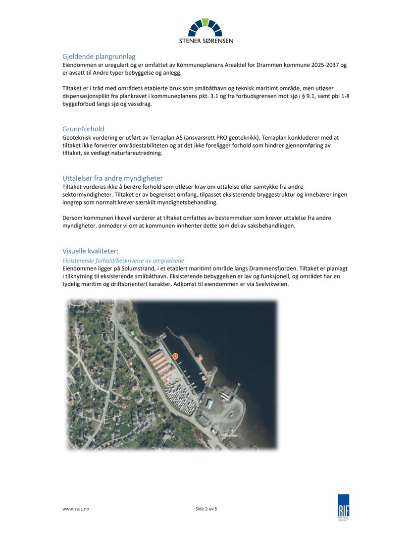 Luftfoto av eiendom med smalbåthavn og kai langs Drammensfjorden.