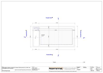 Takplan som viser bygningens form sett fra oven, med angitte fasader (Vest, Nord, Øst, Sør) og dimensjoner.