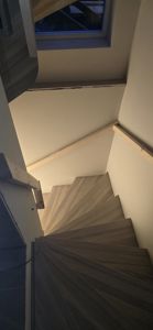 Fotografi av en trapp oppover mot et vindu.
