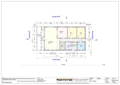 Etasjeplan (1. etasje) som viser romfordeling, mål og fasaderetning.
