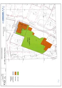 Situasjonsplan som viser tomtens grenser, bygningers plassering og arealoppdelinger (bygningsareal, parkeringsareal, lakeareal).