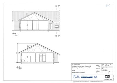 Snittegning (A-A og B-B) av en ny barnehage som viser innvendig romfordeling, takkonstruksjon og høyder.