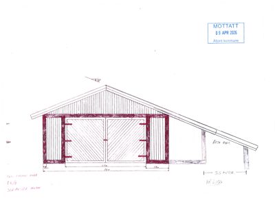 Fasadetegning som viser fronten på en bygning med en stor dobbeltdør og et skråtak.