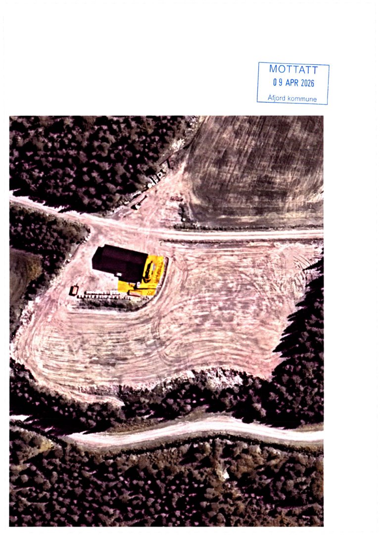 Luftfoto av en tomt med en eksisterende bygning (markert med gult) og en ny planlagt bygning (markert med svart).