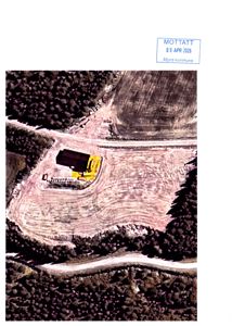 Luftfoto av en tomt med en eksisterende bygning (markert med gult) og en ny planlagt bygning (markert med svart).