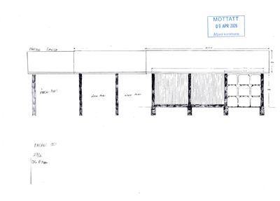 Fasadetegning (opprikk) som viser bygningens utseende sett fra øst, med angitte mål og konstruksjonsdetaljer.