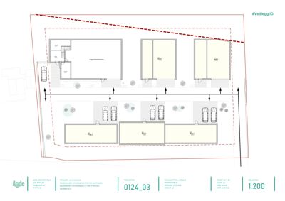 Etasjeplan som viser romfordeling, parkeringsplasser og bygningens inndeling.