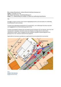 Situasjonsplan som viser bygningens plassering i forhold til vei, naboeiendom og terrengforhold, med angitte mål og planlagte tiltak.