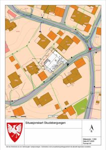 Situasjonskart som viser bygningens plassering i forhold til vei, naboeiendommer og topografi.