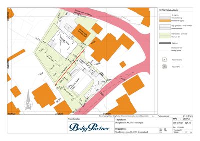 Utomhusplan (situasjonsplan) som viser tomtens grenser, eksisterende og ny bygning, veier, parkeringsplasser og høydemål.