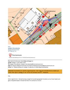 Situasjonsplan som viser bygningens plassering i forhold til eiendomsgrenser, vei og nabobebyggelse. Tegningen inneholder mål, høydemål og merking av nye kulesteinsmurer.