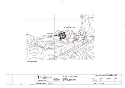 Situasjonsplan som viser tomtens høydemåler (konturlinjer), plassering av bygning, terrasser og trapp.