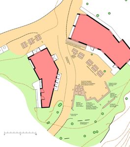 Situasjonsplan som viser to bygninger (i rødt) på en tomt, med omgivende terreng, vegger, stier og planlagte beplantning.
