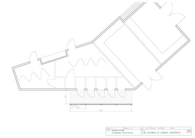 Tegning som viser detaljert utforming av dører og sanitærrom i et friluftshus.