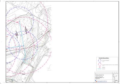 Situasjonsplan med topografi, eksisterende bygg og overlagte soner (blå, rosa og grønn sirkler) som sannsynligvis representerer ulike planleggingsområder eller avstandssoner.