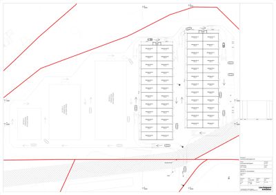 Situasjonsplan som viser tomtens grenser, veier, parkeringsplasser og plassering av bygninger.