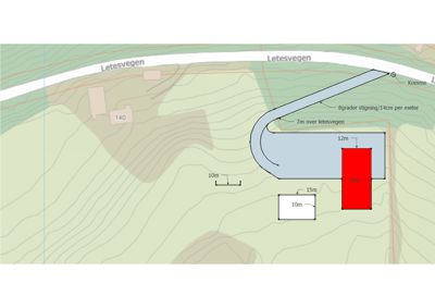 Situasjonsplan som viser tomtens beliggenhet i forhold til Letesvegen, terrengforhold (konturlinjer), og plassering av bygninger (rødt) og en sti (blått) med angitte mål og høydeforskjeller.