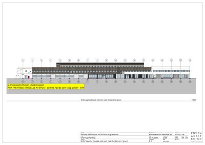 Snitttegning (oppriss) av fasade vest som viser fundament i grunn og bygningens høyde.
