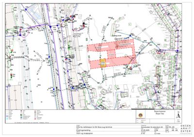 Situasjonsplan som viser tomtens beliggenhet, omgivende infrastruktur (veier, vannledninger) og planlagt byggefelt.