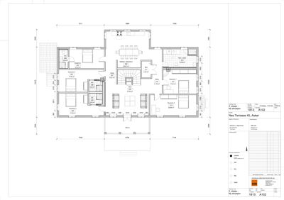 Etasjeplan (1. etasje) som viser romfordeling, dører, vinduer og dimensjoner for en bolig.