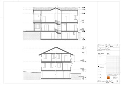 Fasadetegning som viser bygningens utseende fra front og side, inkludert vinduer, dører og takform.