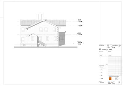 Fasadetegning som viser bygningens utseende sett fra siden, inkludert tak, vinduer og trapp.