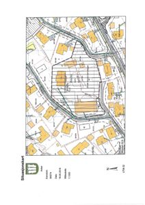 Situasjonskart som viser tomtens plassering i forhold til nabolag, vegnett og andre bygninger.