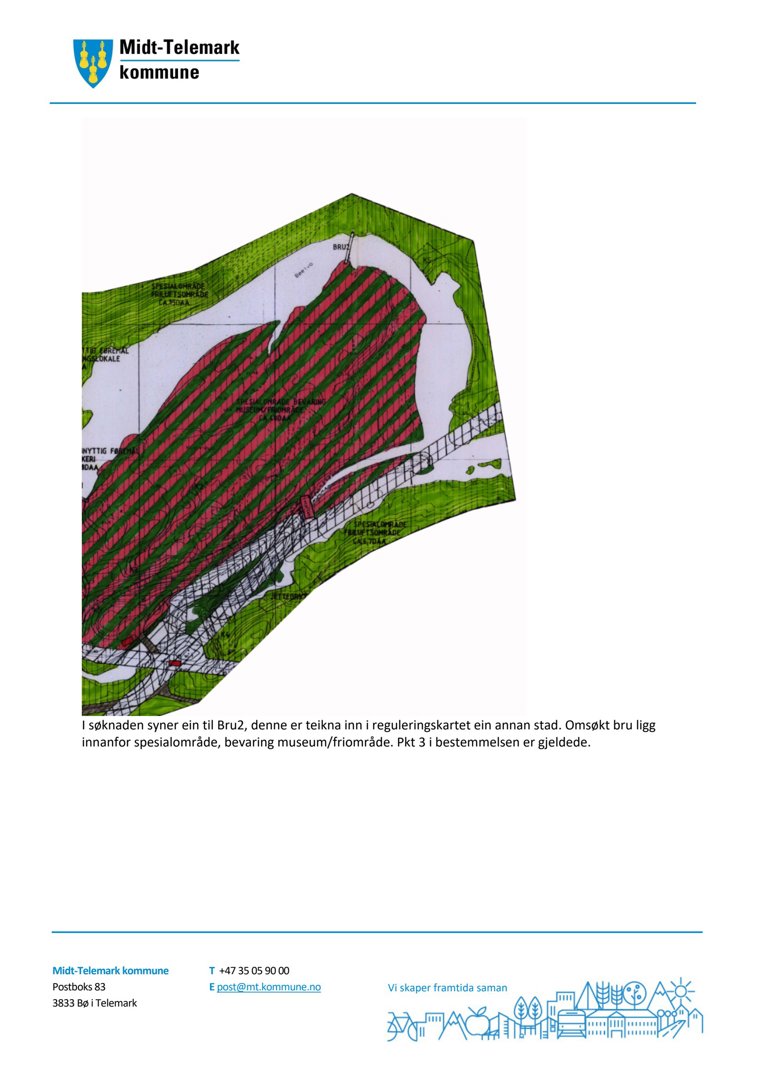 Situasjonsplan som viser ei tomt med overlappende reguleringssoner (grønt og rødt skravert) og en vei.