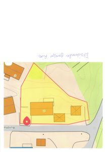 Situasjonsplan som viser tomtens grenser (rød linje), eksisterende bygninger (gule felter), topografi (konturlinjer) og nabolag.