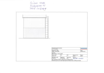 Fasadetegning (opprikk) av bygning sett fra siden, med en detaljert takkonstruksjon og en trapp på venstre side.