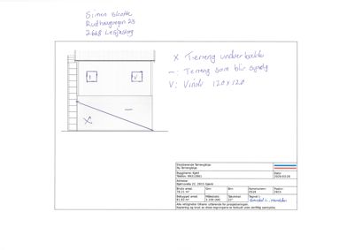 Tegning som viser etasjeplan for en bygning med håndskrevne notater om terreng og vinduer.