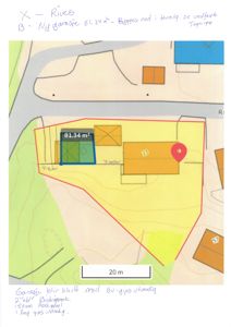 Situasjonsplan som viser tomtens form, grenser (rød linje), eksisterende bygninger (gule felter), og en planlagt garasje (blå felt). Planen inneholder også skriftlige notater om areal (81,34 m²) og beskrivelse av garasjen.