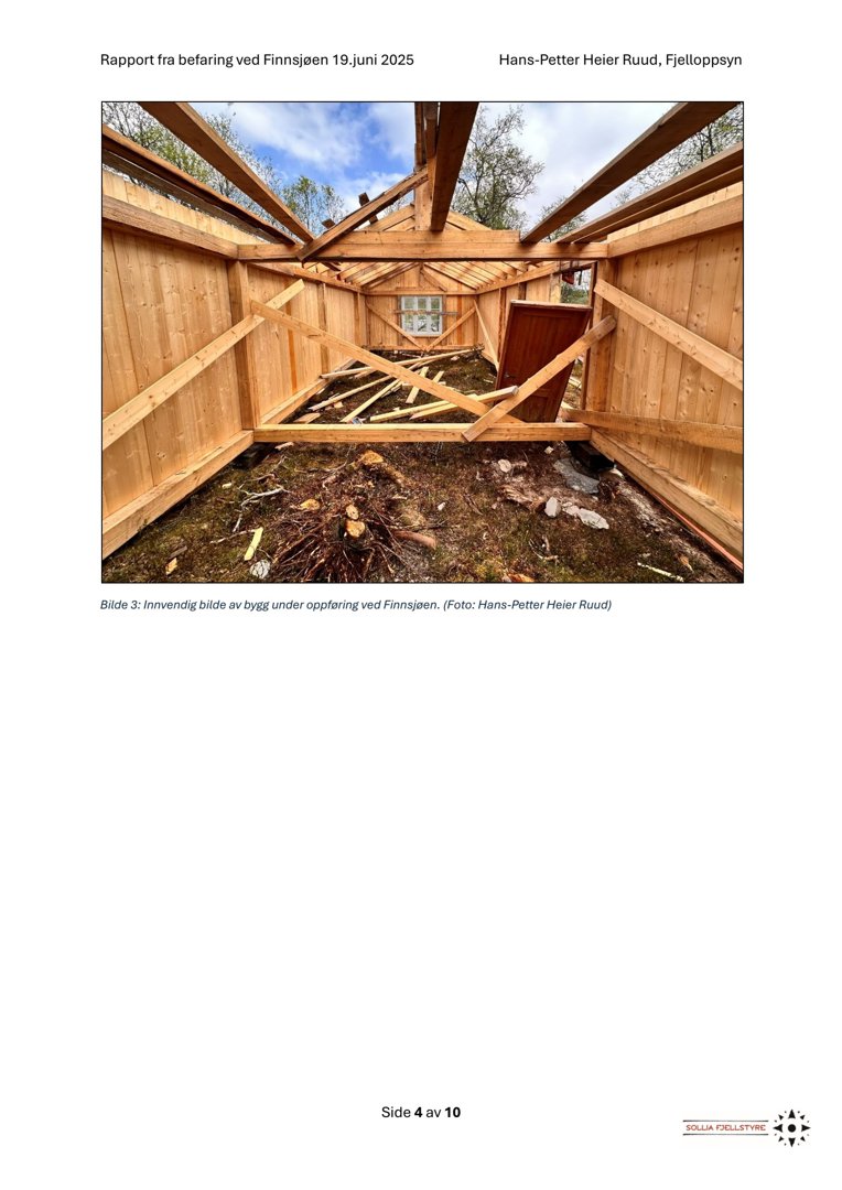 Fotografi av en bygning under oppføring eller etter skade, tatt innvendig for å dokumentere tilstanden på bjelkelag og vegger.