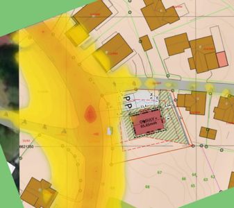 Situasjonsplan som viser bygningens plassering i forhold til nabolaget, høydeforhold (konturer), og grunnplan for den planlagte bygningen.
