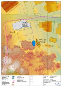 Situasjonsplan eller oversiktskart som viser tomtens plassering i forhold til nabolag, regnbed, og vannveier. Planen inneholder også tekniske data om forsinkning i effekten av regnvann.