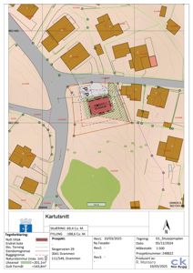 Situasjonsplan (kartutsnitt) som viser bygningens plassering i forhold til nabolag, veggrenser og topografi.