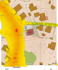 Situasjonsplan med topografi, nabobygninger og en markert bygningsplassering med høydeangivelser.