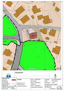 Situasjonsplan som viser tomtens plassering i forhold til nabolag, veggrenser og natursteinmur.