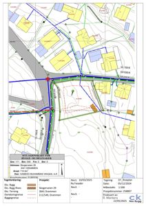 Situasjonskart som viser eiendomsgrenser, naboeiendommer, vegnett og topografi for et bygge- og delesaksprosjekt.