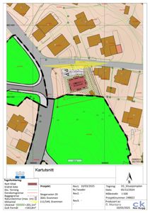 Situasjonsplan som viser tomtens beliggenhet i forhold til nabolag, veggrenser og natursteinmur.