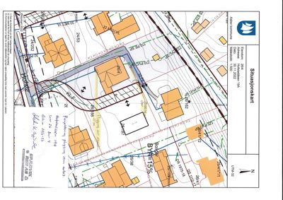 Situasjonsplan som viser tomt, bygninger, veier og topografi.