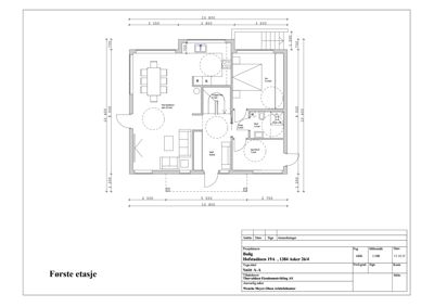 Etasjeplan for første etasje med romfordeling, møbler og mål.