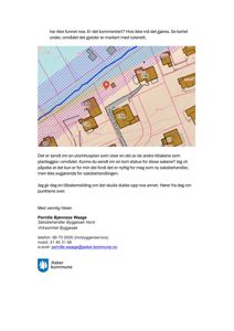 Bildet viser en utomhusplan (kart) med eiendomsgrenser, vegger og en markert plassering.