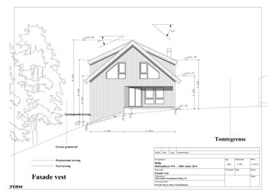 Fasadetegning av en bygning sett fra vest, med høyde- og breddeangivelser, terrengforhold og grenselinjer.