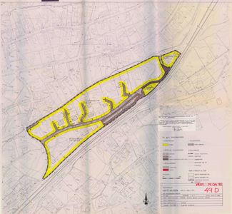 Situasjonsplan som viser tomtens form, bygningsspor, veier og nabolag.