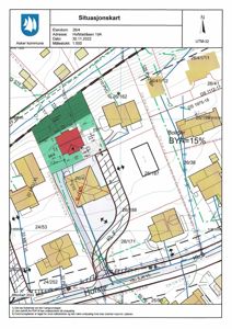 Situasjonskart som viser eiendomsnummer, adresse, naboeiendommer og bygningers plassering på tomt.